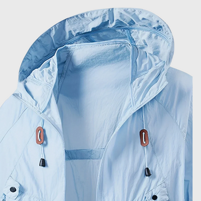 Kurtka z kapturem na zewnątrz