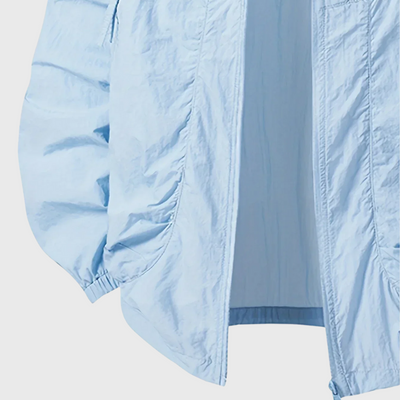 Kurtka z kapturem na zewnątrz