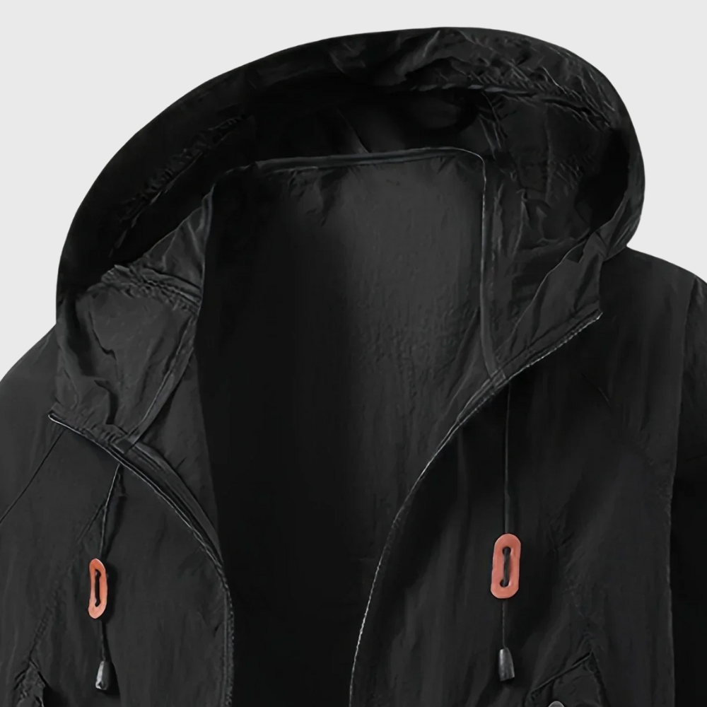 Kurtka z kapturem na zewnątrz