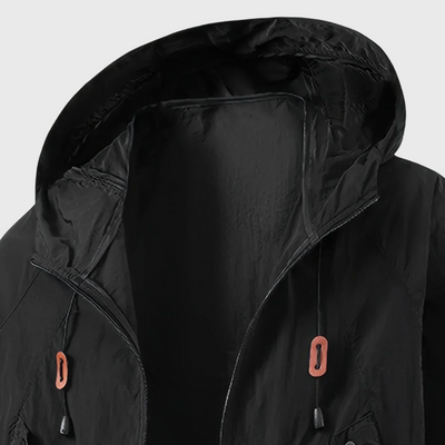 Kurtka z kapturem na zewnątrz