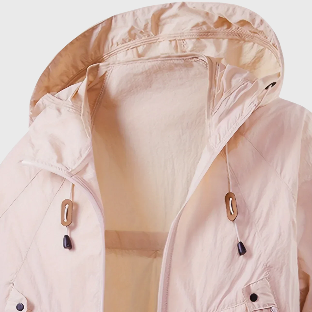 Kurtka z kapturem na zewnątrz