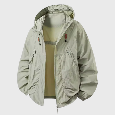 Kurtka z kapturem na zewnątrz