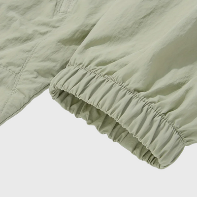 Kurtka z kapturem na zewnątrz